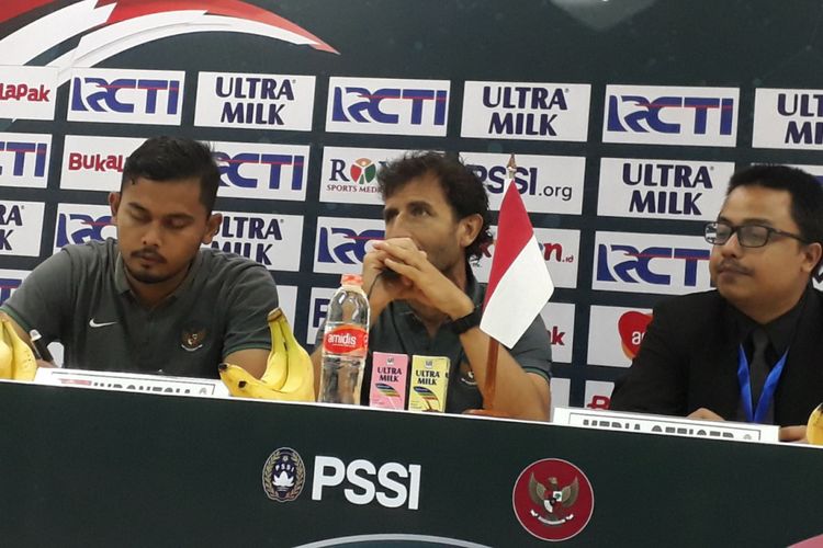  Luis Milla memberikan keterangan persi seusai laga timnas Indonesia vs Bahrain di Stadion Pakansari, Jumat (27/4/2018).
