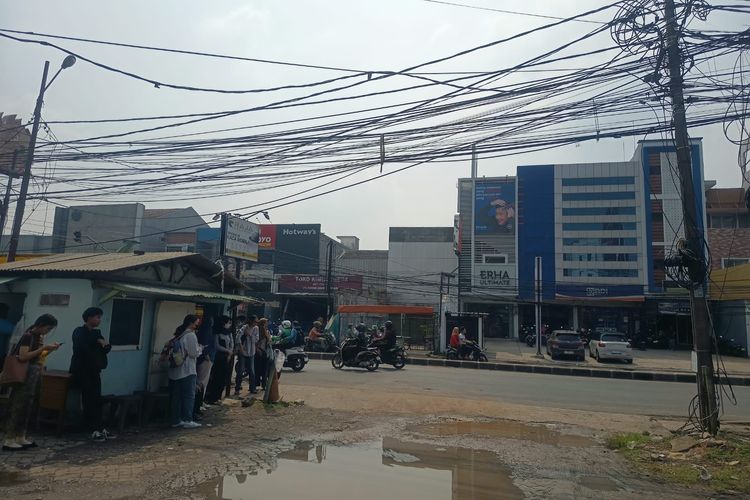 Pemberhentian Bus Transjakarta Tanpa Halte dan Plang di Ciputat Tangsel