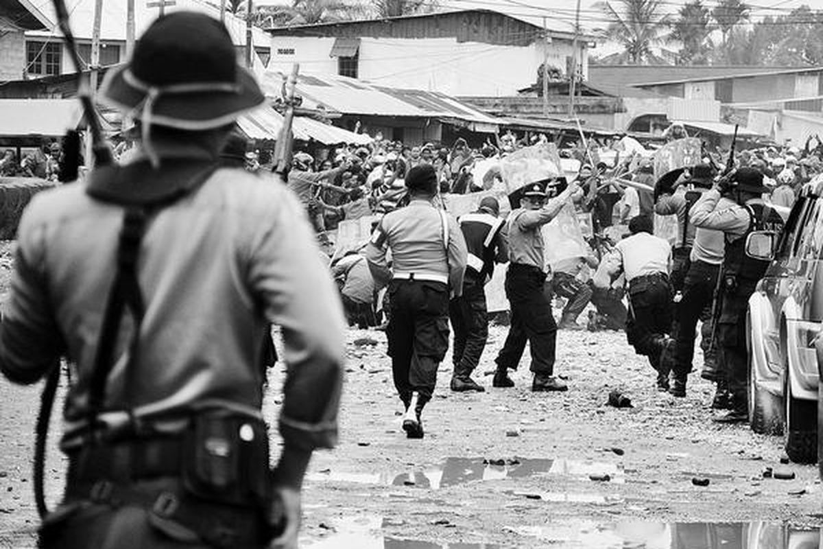 Sejumlah aparat Kepolisian Resor Mimika berusaha menghindari lemparan batu dari karyawan PT Freeport Indonesia yang berunjuk rasa   di jalan akses menuju terminal bus milik perusahaan tambang emas tersebut, di Gorong-Gorong, Timika, Papua, Senin (10/10). Akibat bentrokan itu seorang karyawan tewas dan beberapa lainnya terluka, termasuk    aparat keamanan.