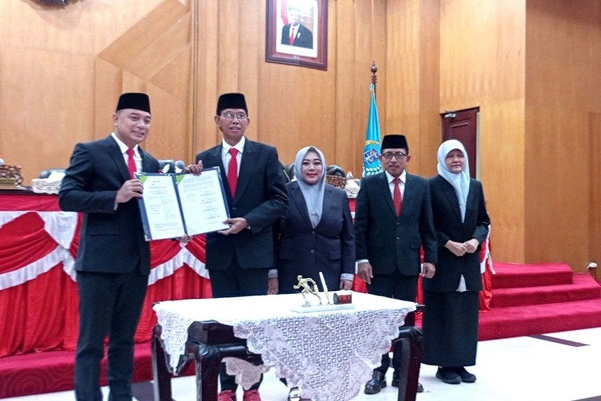 Pimpinan DPRD Kota Surabaya bersama Wali Kota Surabaya Eri Cahyadi menetapkan APBD 2025 Kota Surabaya senilai Rp 12,3 triliun dalam agenda Rapat Paripurna di Kantor DPRD Kota Surabaya, Jawa Timur, Kamis (15/8/2024).