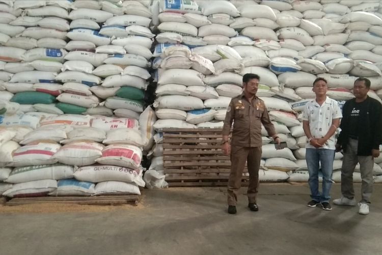 Menteri Pertanian Syahrul Yasin Limpo saat mengecek pabrik beras di Banyusari, Karawang, Jawa Barat, Selasa (8/11/2022).