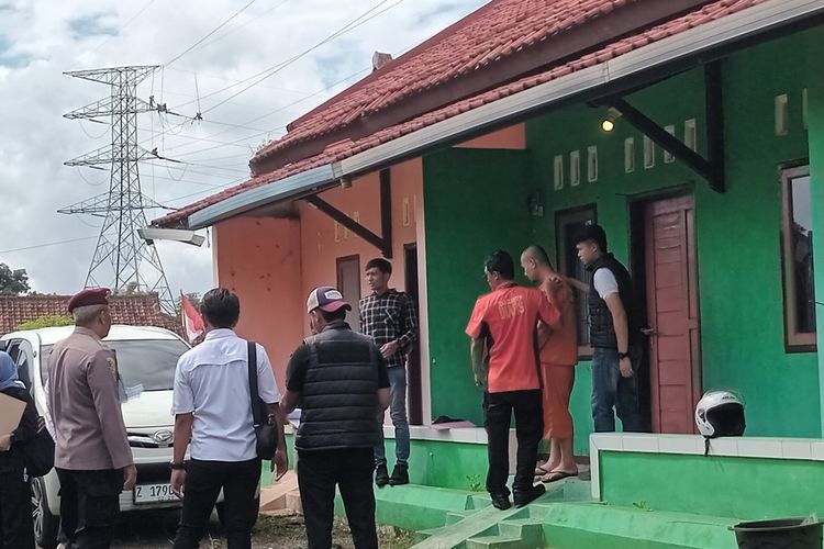 Tersangka pembunuhan keluar kamar kost usai menjalani rekonstruksi di kamar kost daerah Pabuaran, Kelurahan/Kecamatan Ciamis, Rabu (7/5/2025).