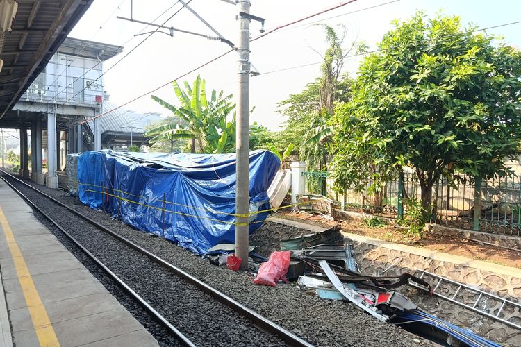 Penampakan Stasiun Bekasi Timur Pasca-tabrakan KA Argo Bromo-KRL, Bangkai Gerbong Masih Ada