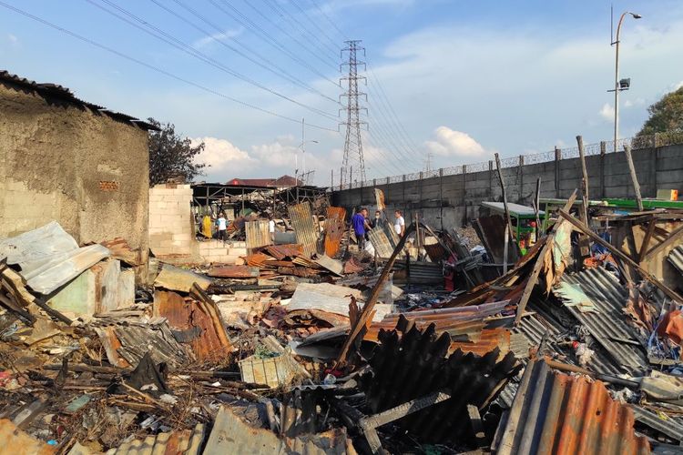 Penampakan rumah warga di sekitar Depo Pertamina Plumpang, Koja, Jakarta Utara, yang hancur lebur usai terbakar, Minggu (5/3/2023) 