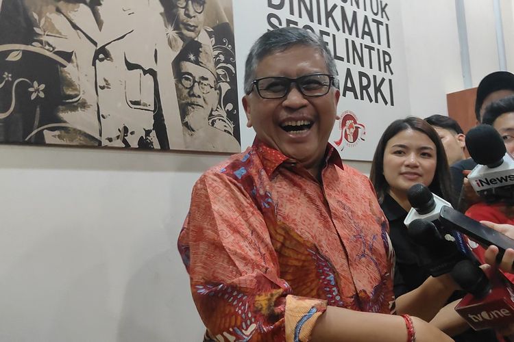 Sekretaris Jenderal PDI-P Hasto Kristiyanto tertawa saat jumpa pers di kawasan Menteng, Jakarta Pusat, Kamis (18/4/2024).