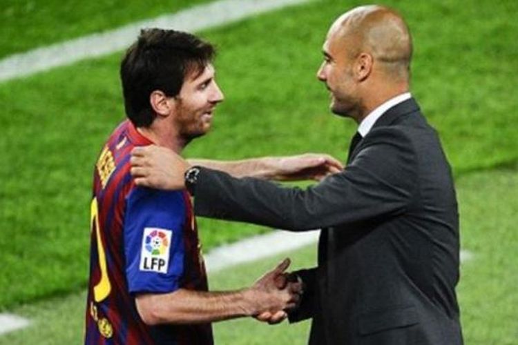 Gelandang Barcelona, Lionel Messi (kiri) dan pelatih Bayern Muenchen, Pep Guardiola. 