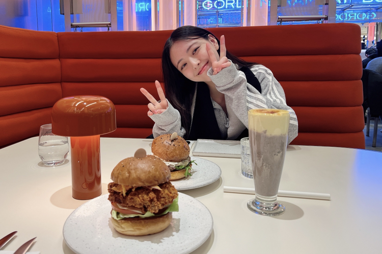 Yuna ITZY berkunjung ke restoran Gordon Ramsay Burger di Lotte World Mall di Seoul.