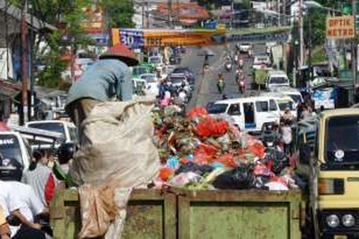 Bak sampah besar ditempatkan di tengah Jalan Aria Putra, depan Pasar Ciputat, Tangerang Selatan, Minggu (24/4/2016). Sampah dari pedagang di pasar tersebut dikumpulkan di sana dan tidak jarang sampah berserakkan sampai ke jalan hingga menyebarkan aroma tak sedap dan menghambat arus lalu lintas. 