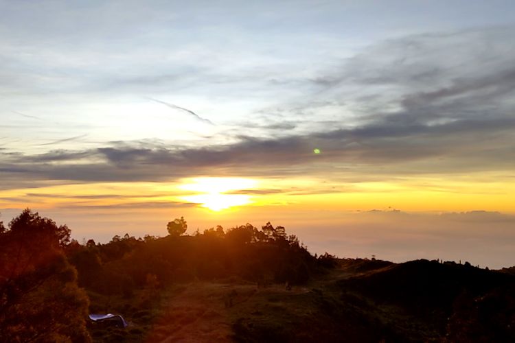 Matahari terbit di Sunrise Camp Gunung Prau.