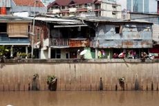 Puluhan Bangunan Liar di Bantaran Kali Krukut Dibongkar