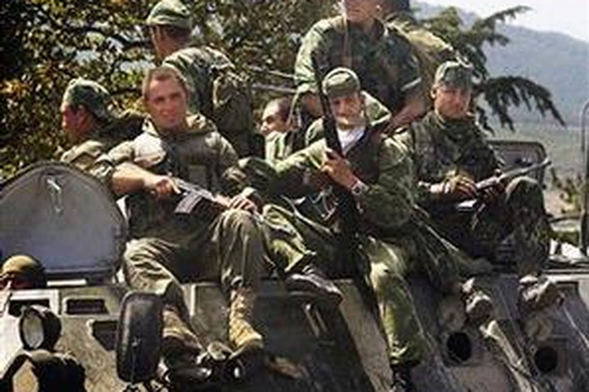 Pasukan Rusia saat berpatroli di Gori, 17 Agustus 2008.