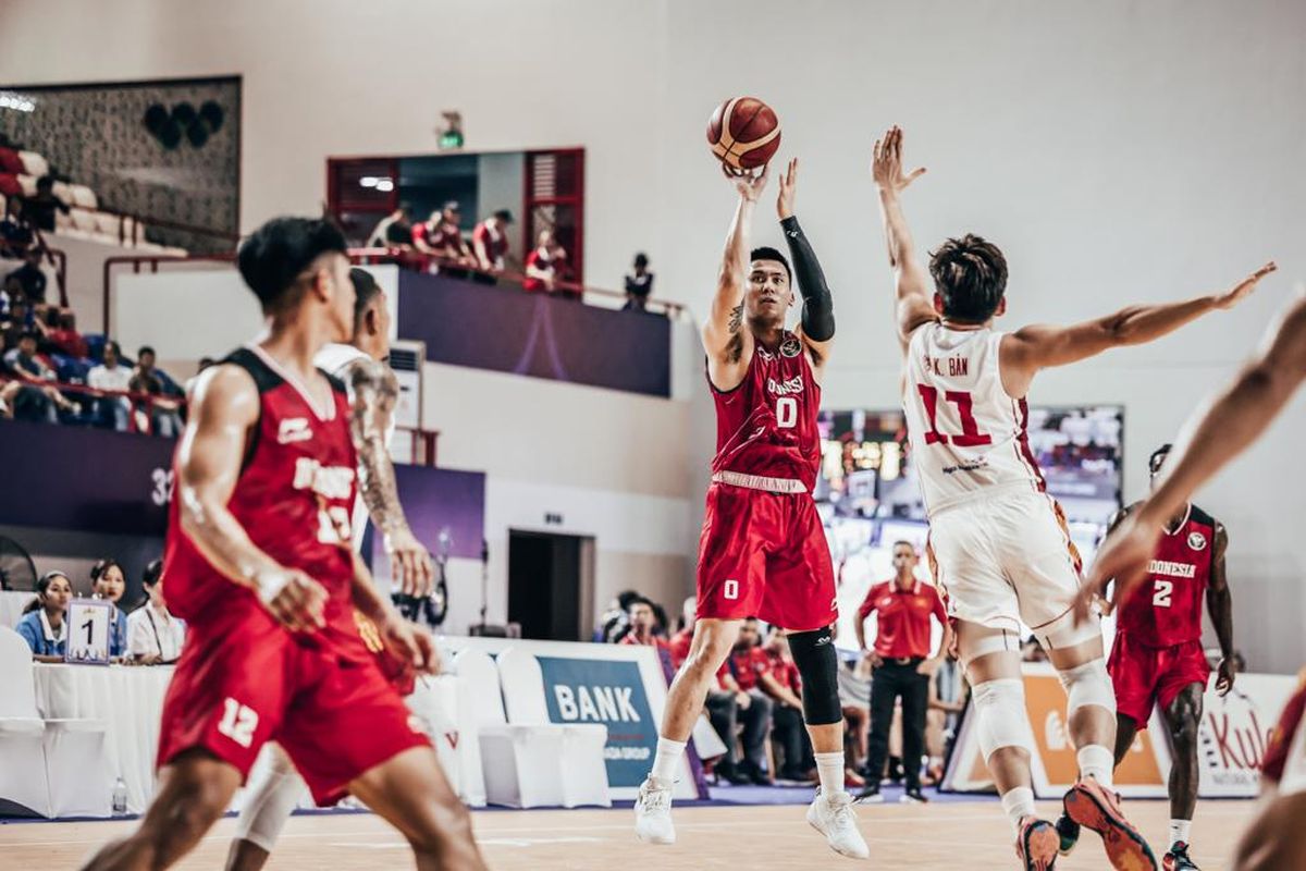 Timnas Indonesia saat melawan Vietnam pada laga Grup B cabor bola basket SEA Games 2023 di Morodok Techo National Stadium: Elephant Hall 2, Jumat (12/5/2023). Terkini, timnas bakset putra Indonesia terhenti di semifinal setelah kalah dari Filipina. Hasil itu membuat Indonesia tak berhasil mempertahankan medali emas yang sebelumnya diraih di SEA Games 2021 Vietnam. 