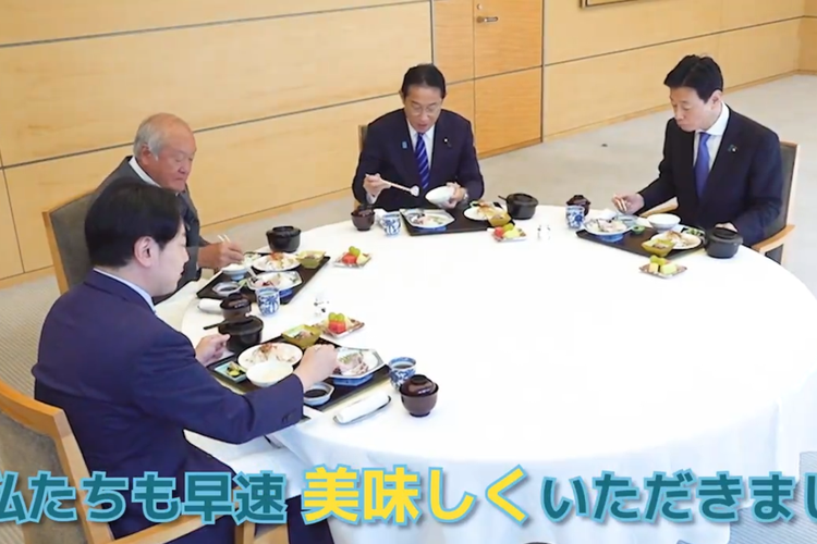 Tangkapan layar PM Jepang makan ikan dari laut Fukushima.