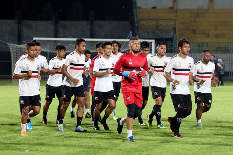 Skuad Madura United untuk musim 2020 latihan perdana di Stadion Gelora Bangkalan, Jawa Timur, Jumat (10/01/2020) malam. 