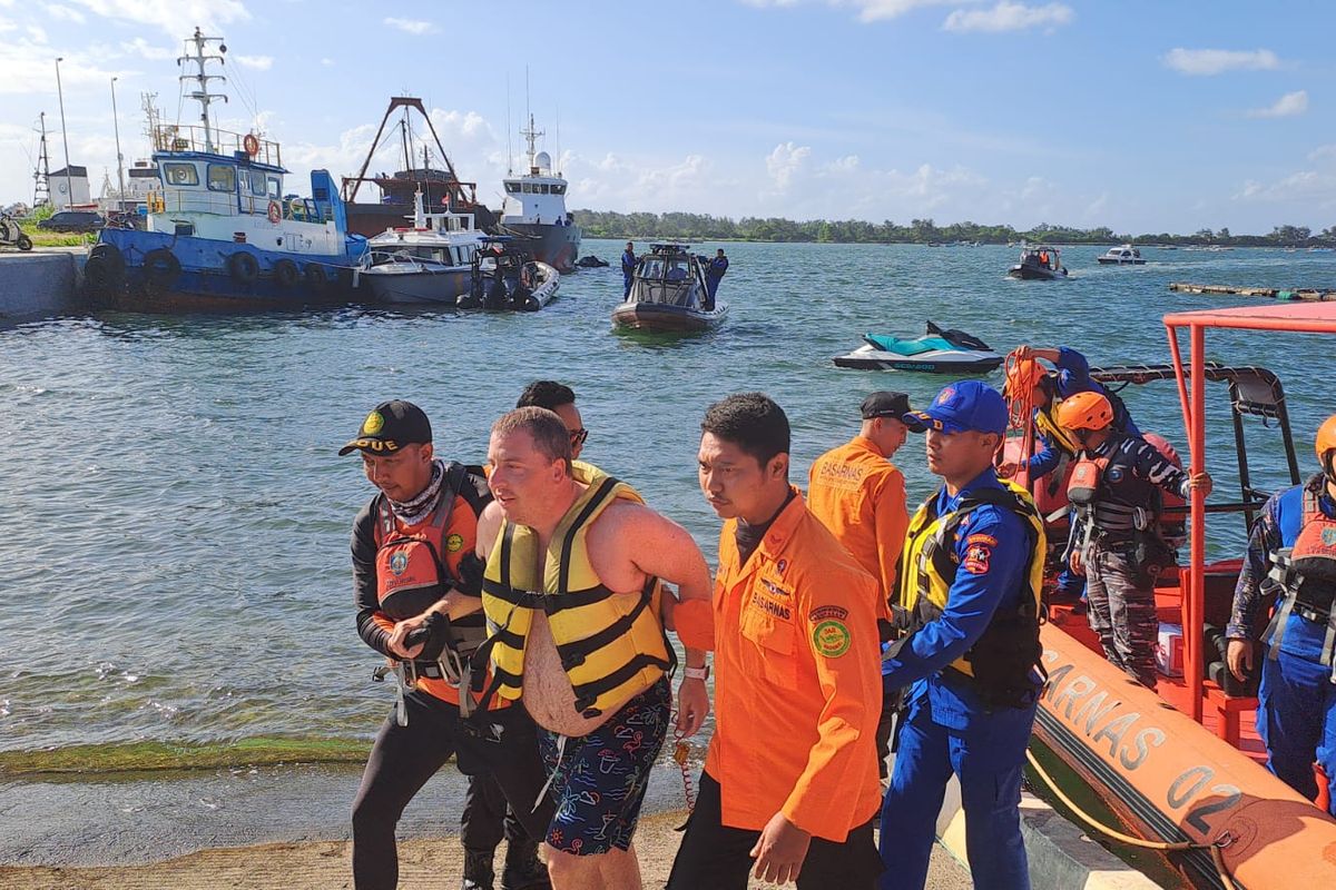 Tim SAR saat mengevakuasi WNA asal Amerika Serikat, Petter Picetti Falcone, ditemukan terombang-ambing di sekitar perairan Uluwatu, Kecamatan Kuta Selatan, Kabupaten Badung, Provinisi Bali, pada Rabu (11/6/2025) sekitar pukul 06.30 Wita. /Dok. BASARNAS BALI