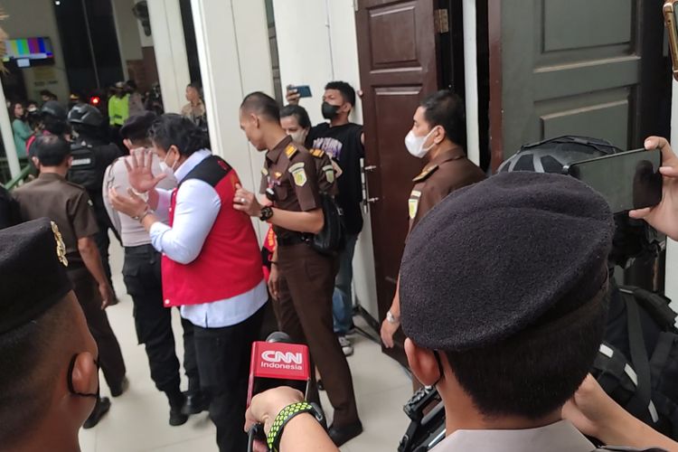 Terdakwa kasus pembunuhan Brigadir J, Ferdy Sambo (rompi merah) saat ditanya awak media di Pengadilan Negeri Jakarta Selatan, Selasa (3/1/2023). Sambo ditanya perihal gugatan di Pengadilan Tata Usaha Negara (PTUN) dengan tergugat Presiden Joko Widodo dan Kapolri Jenderal Listyo Sigit Prabowo atas pemecatannya sebagai anggota Polri.