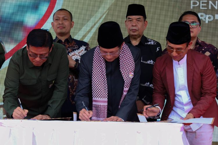 Tempo Scan Group menyerahkan infak kemanusiaan Palestina senilai Rp 10 miliar kepada Baznas RI di Masjid Istiqlal, Jumat (22/11/2024).