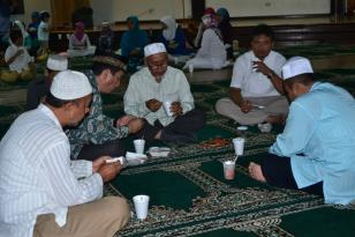 Para WNI dan warga Suriname keturunan Indonesia berbuka puasa di KBRI Paramaribo setiap Sabtu sepanjang bulan Ramadhan.