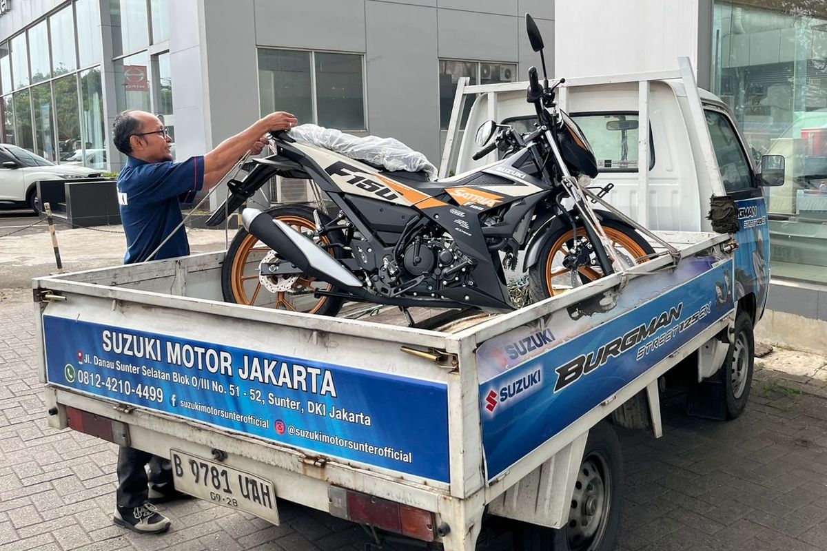 Ilustrasi Suzuki Satria F150 sedang disiapkan untuk diantar ke konsumen.