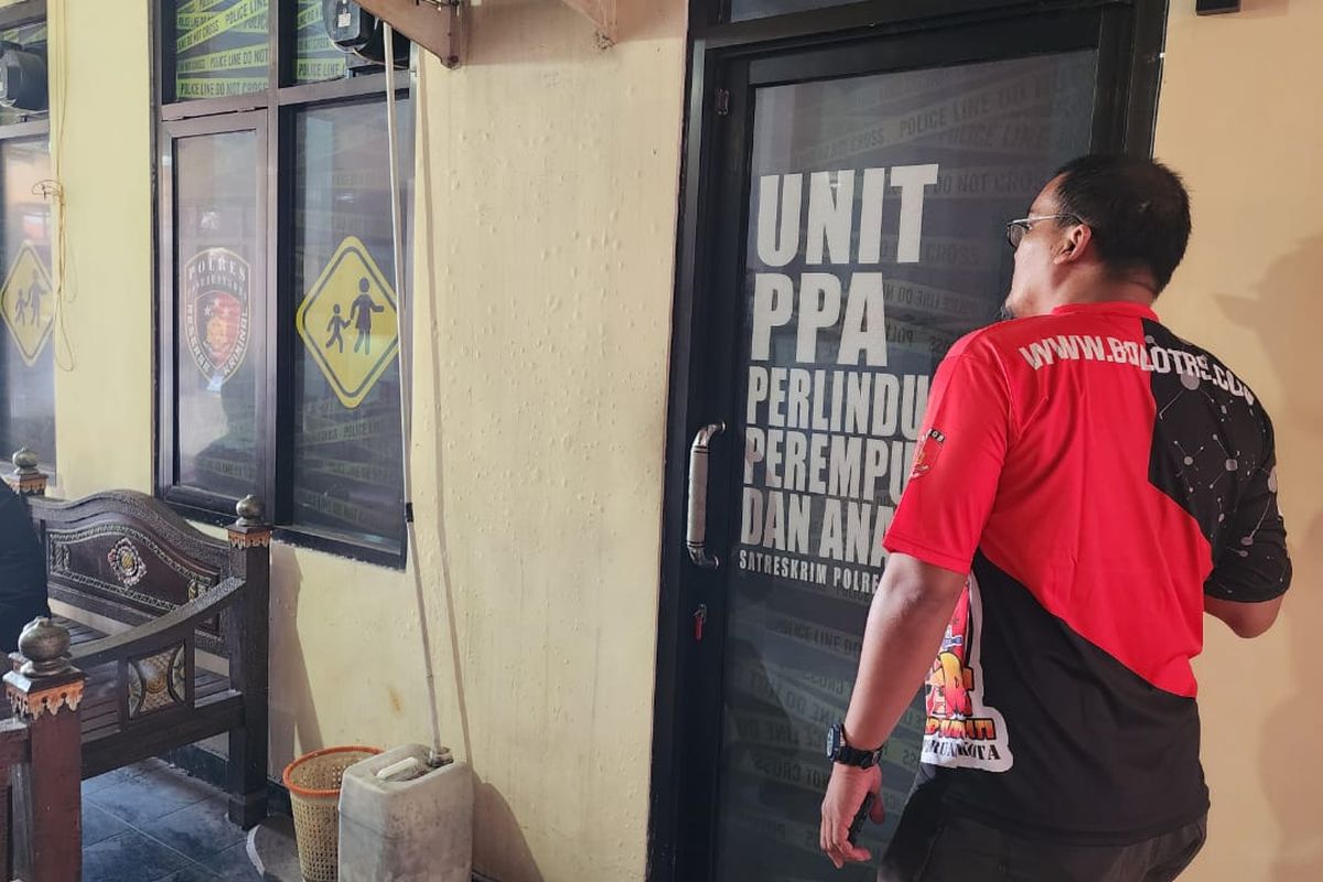 Petugas dari Unit Perlindungan Perempuan Anak (PPA) Polres Pasuruan Kota sedang melakukan pemeriksaan terhadap 8 siswa SMAN 4 Pasuruan yang dilaporkan akibat tindakan bullying, Kamis (29/8/2024).