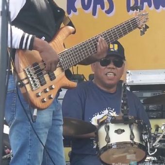 Menteri PUPR menabuh drum diiringi Gubernur Jateng Ganjar Pranowo menyanyi dan istrinya, Siti Atikoh Ganjar berjoget di Festival Jalan Tol Ruas Bawen-Salatiga, Minggu (14/8/2017).