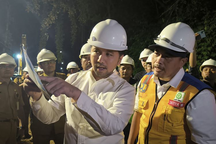 Wakil Gubernur Jawa Timur, Emil Dardak meninjau proses perbaikan Jalur Gumitir yang menjadi jalur utama dari Jember ke Banyuwangi, Jawa Timur, Senin (28/5/2025) malam.