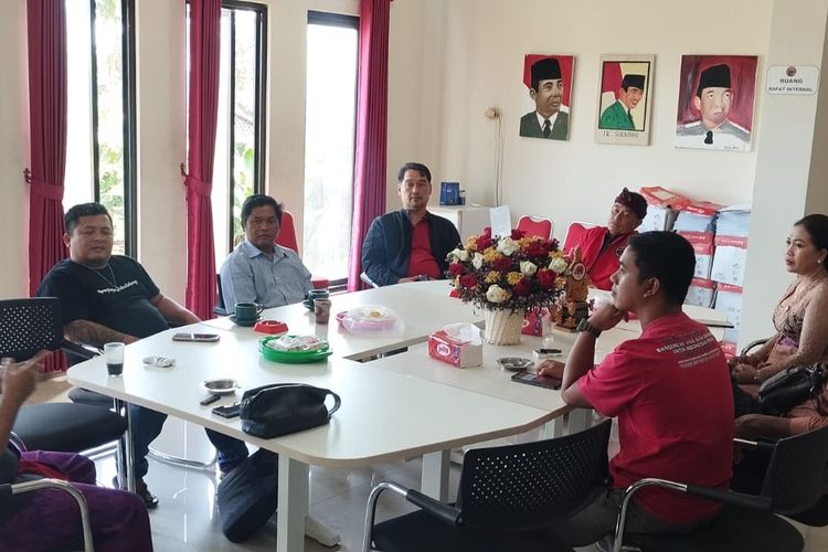 Wakil Bupati Buleleng sekaligus Ketua DPC PDI-Perjuangan Buleleng, Gede Supriatna saat bertemu ayah Dea