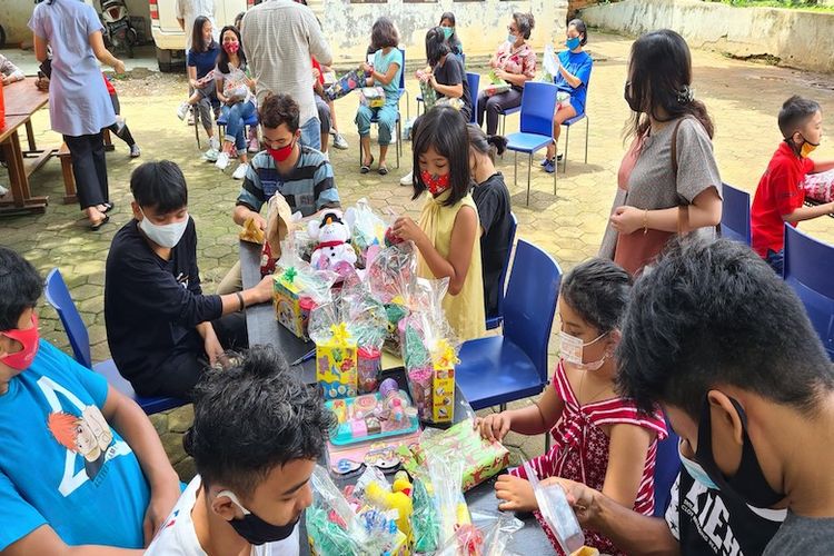 Anak-anak yang sedang bermain dengan mainan dari donasi 