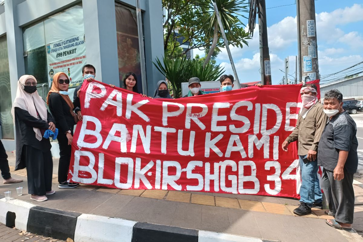 Sejumlah pendemo mendatangi Kantor Wali Kota Tangsel untuk meminta kejelasan mengenai persoalan lahan yang terjadi di Kampung Bulak Pondok Aren. Demo berlangsung pada Kamis (15/12/2022). 