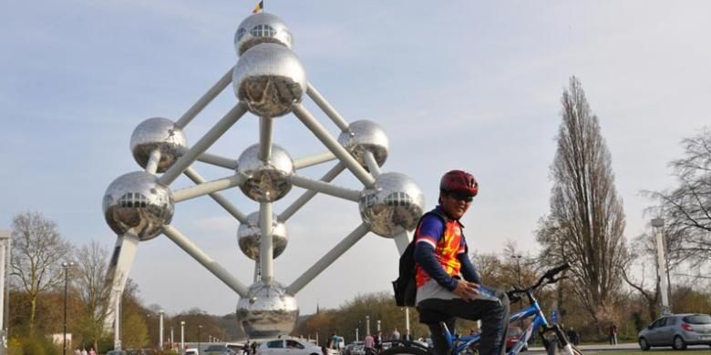 Made Agus Wardana di depan Atomium, ikon kota Brussel hasil karya arsitek Belgia Andre Waterkeyn yang dibuat dalam rangka International Exhibition of Brussels pada tahun 1958.