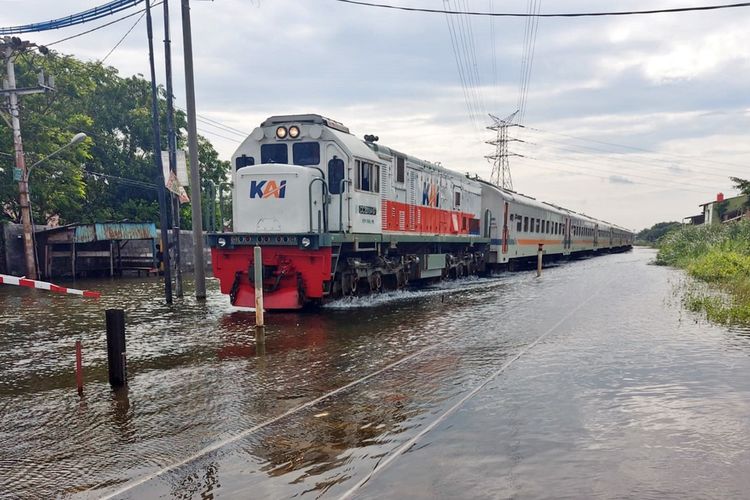 Perjalanan kereta api menuju Kota Semarang kembali normal. Senin (2/1/2022)