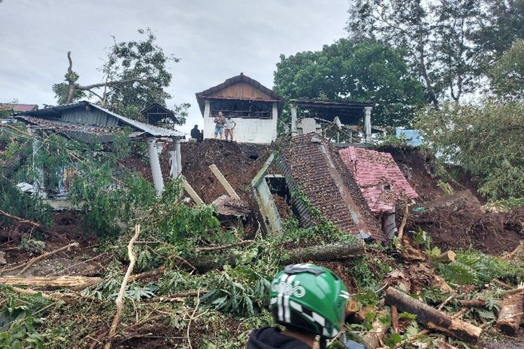 TPU Winangun, Manado, Sulawesi Utara, longsor. Tampak makam mayat masih menutupi setengah basan jalan, Sabtu (23/1/2021) pukul 15.07 WITA