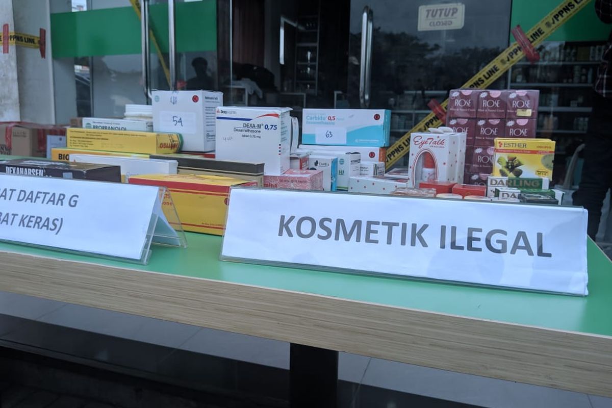 Obat keras dan kosmetik ilegal disita BPOM dari Toko Kosmetik Perancis di Mall Bandara City Tangerang, Selasa (3/12/2019)