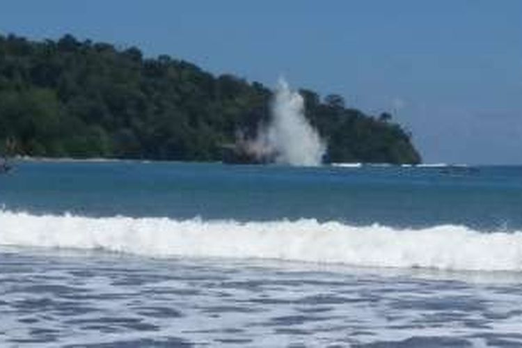Kapal pencuri ikan asal Nigeria MV Viking diledakan di kawasan Cagar Alam Pasir Putih, Pantai Pangandaran, Jawa Barat, Senin (14/3/2016) siang. 