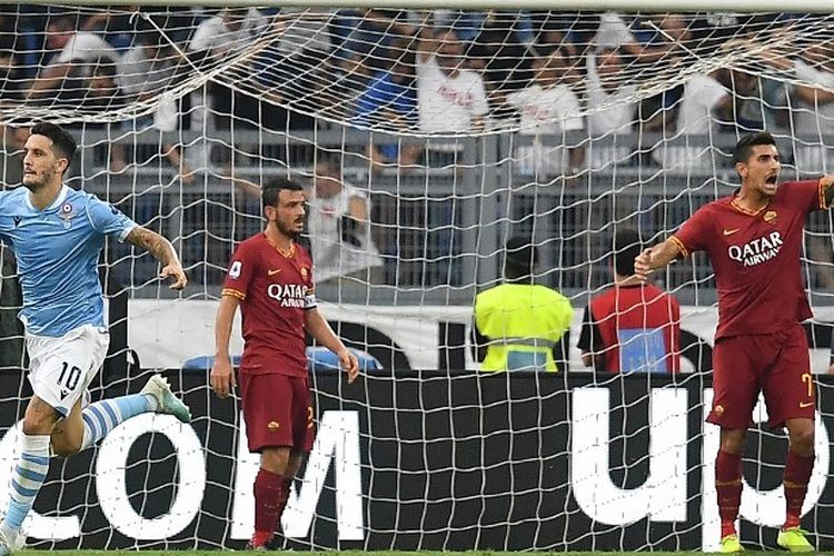 Luis Alberto merayakan golnya pada pertandingan Derbi Lazio vs AS Roma di Stadion Olimpico dalam lanjutan Liga Italia, 1 September 2019. 