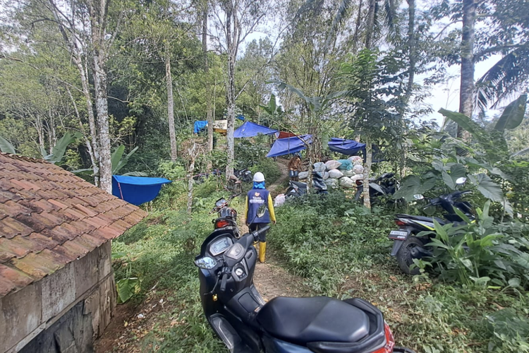 Kondisi tenda pengungsian warga di area perbukitan Dusun Sumberlangsep, Minggu (7/12/2025)