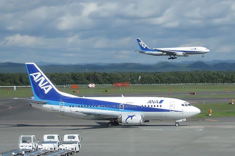 Ilustrasi maskapai ANA. Boeing 737 milik maskapai Jepang, ANA, kembali ke Bandara New Chitose, Hokkaido karena jendela kokpit retak di udara.