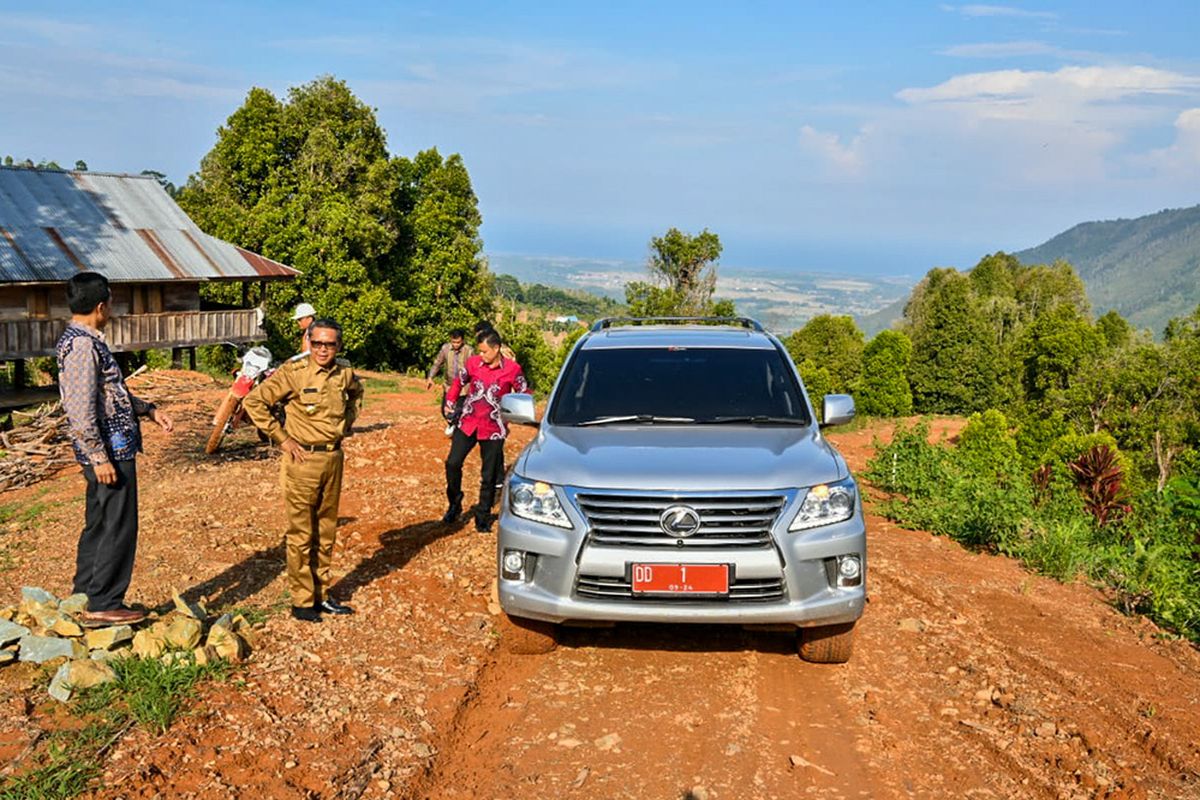 Gubernur Sulsel, Nurdin Abdullah dan jajarannya saat menjajal jalan rintisan baru Luwu Raya-Toraja, Kamis (21/11/2019).
