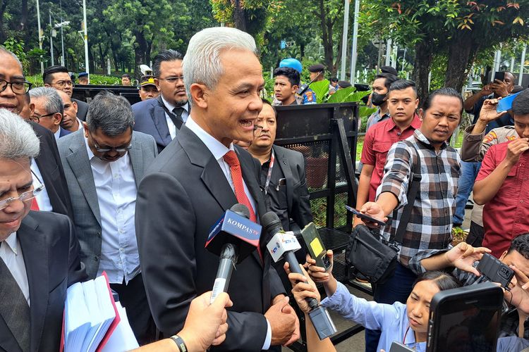 Calon presiden nomor urut 3 Ganjar Pranowo memberikan keterangan pers saat tiba di Gedung Mahkamah Konstitusi (MK) untuk mengikuti untuk mengikuti sidang perdana sengketa hasil Pemilihan Presiden (Pilpres) 2024, Rabu (27/3/2024).