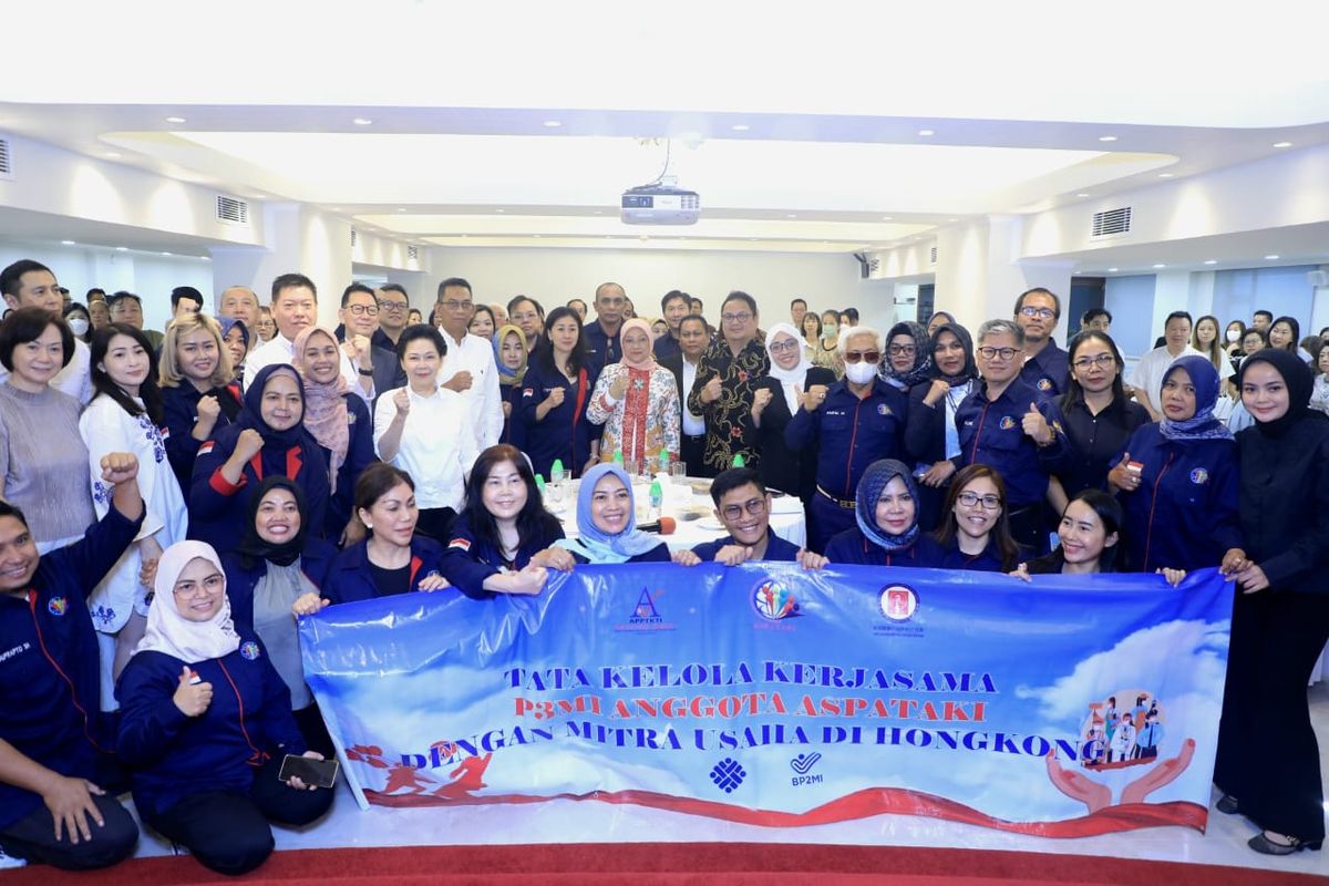 Menteri Ketenagakerjaan Ida Fauziyah berfoto bersama dengan pekerja migran Indonesia di Hong Kong, Senin (31/7/2023).