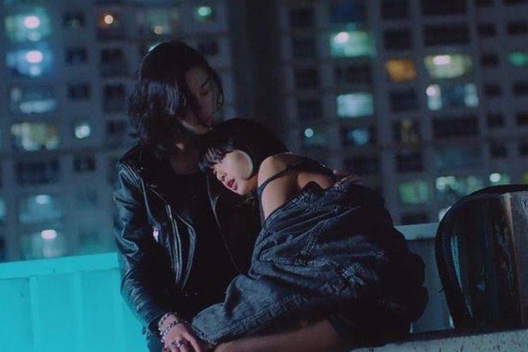 Lisa BLACKPINK dalam video musik Lovesick Girls.