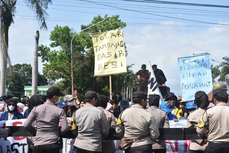 Ratusan mahasiswa dan masyarakat yang menggelar unjuk rasa menolak tambang pasir besi di Desa Pasar Seluma, Kabupaten Seluma, akhirnya bubar setelah mendengar voice note dikirim Gubernur Bengkulu, Rohidin Mersyah, Selasa (5/7/2022).
