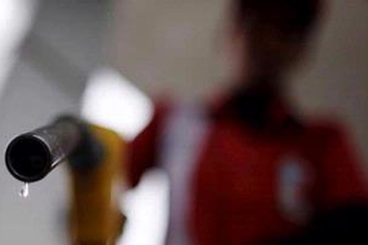 Petugas bersiap mengisi bahan bakar minyak (BBM) ke kendaraan pelanggan di SPBU 64.731.04 yang berada di Jalan S Parman, Palangka Raya, Kalimantan Tengah, Rabu (7/3/2012). Pemerintah mengajukan usulan kenaikkan harga bahan bakar minyak bersubsidi Rp. 1.500 per liter dalam ancangan APBN Perubahan 2012.