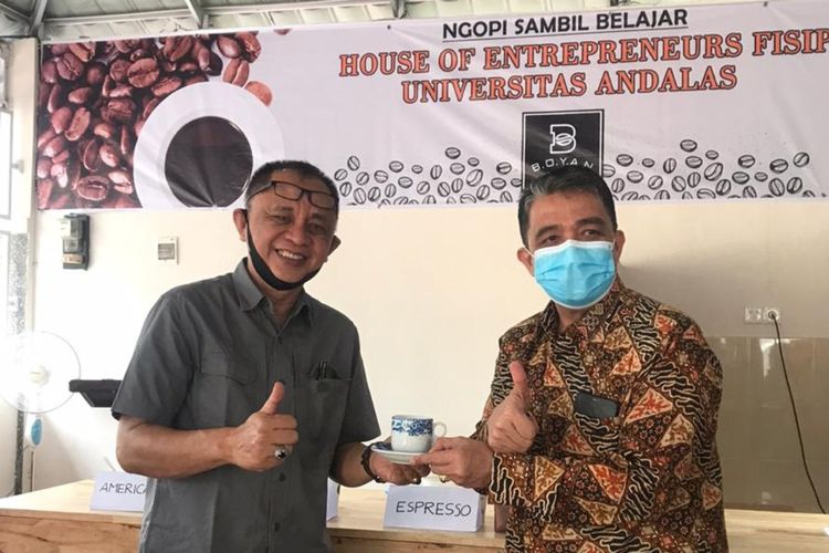 Rektor Unand Yuliandri (kanan) bersama Dekan FISIP Alfan Miko meresmikan rumah wirausaha, Selasa (18/8/2020)