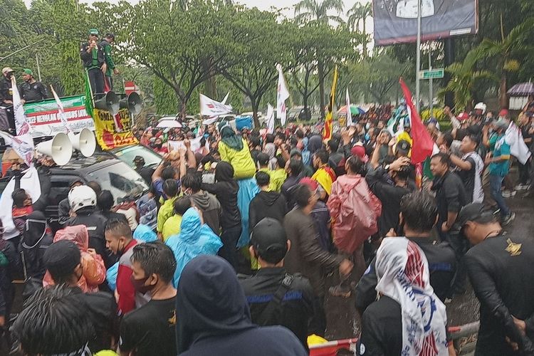 Puluhan serikat buruh menggelar aksi unjuk rasa menolak pengesahan Undang-Undang Cipta Kerja atau omnibus law di titik pusat Pemerintahan Kabupaten (Pemkab) Bogor, Jalan Tegar Beriman, Kecamatan Cibinong, Kamis (8/10/2020).