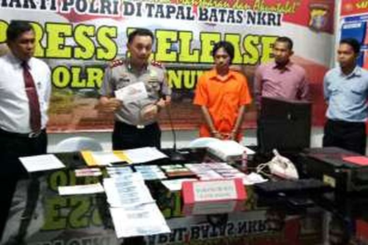Kapolres Nunukan AKBP Pasma royce memperlihatkan barang bukti uang palsu yang dicetak oleh Nono Selasa(08/11). Selama 2 bulan, Nono mengaku telah berhasil membelanjakan uang palsunay sebanyak 2 juta rupiah.