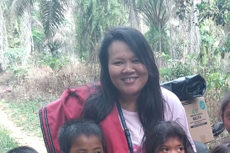 Maria sang dokter rimba bersama anak-anak rimba di perkebunan sawit