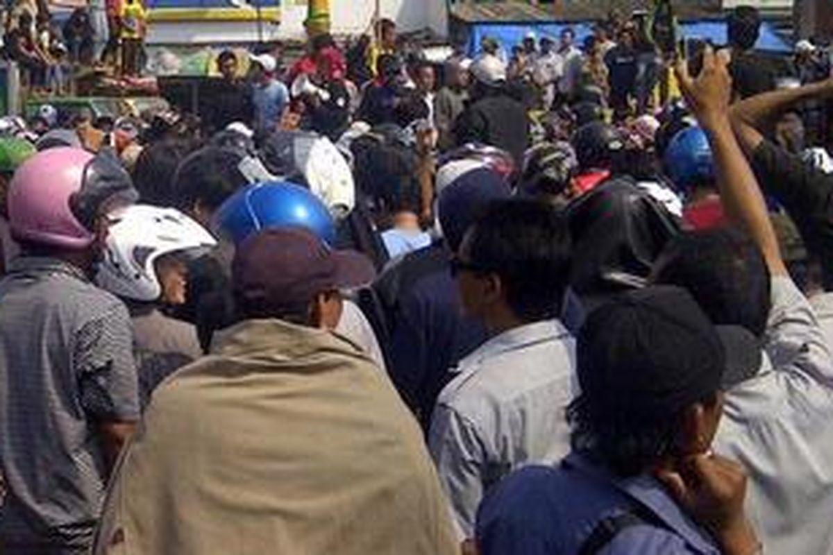 Demo buruh di Cikarang tak hanya membuat macet jalan tol. Di jalur arteri Raya Cibitung pun saat ini, Jumat (27/1/2012) macet total.