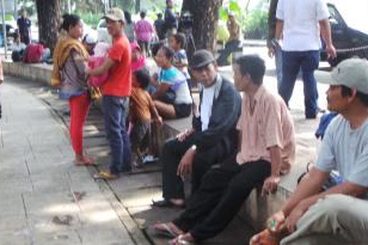 Belasan warga menyasar rumah dinas Jokowi dekat Taman Suropati, Menteng, Jakarta Pusat lantaran adanya kabar open house di sana. Jumat (9/8/2013).