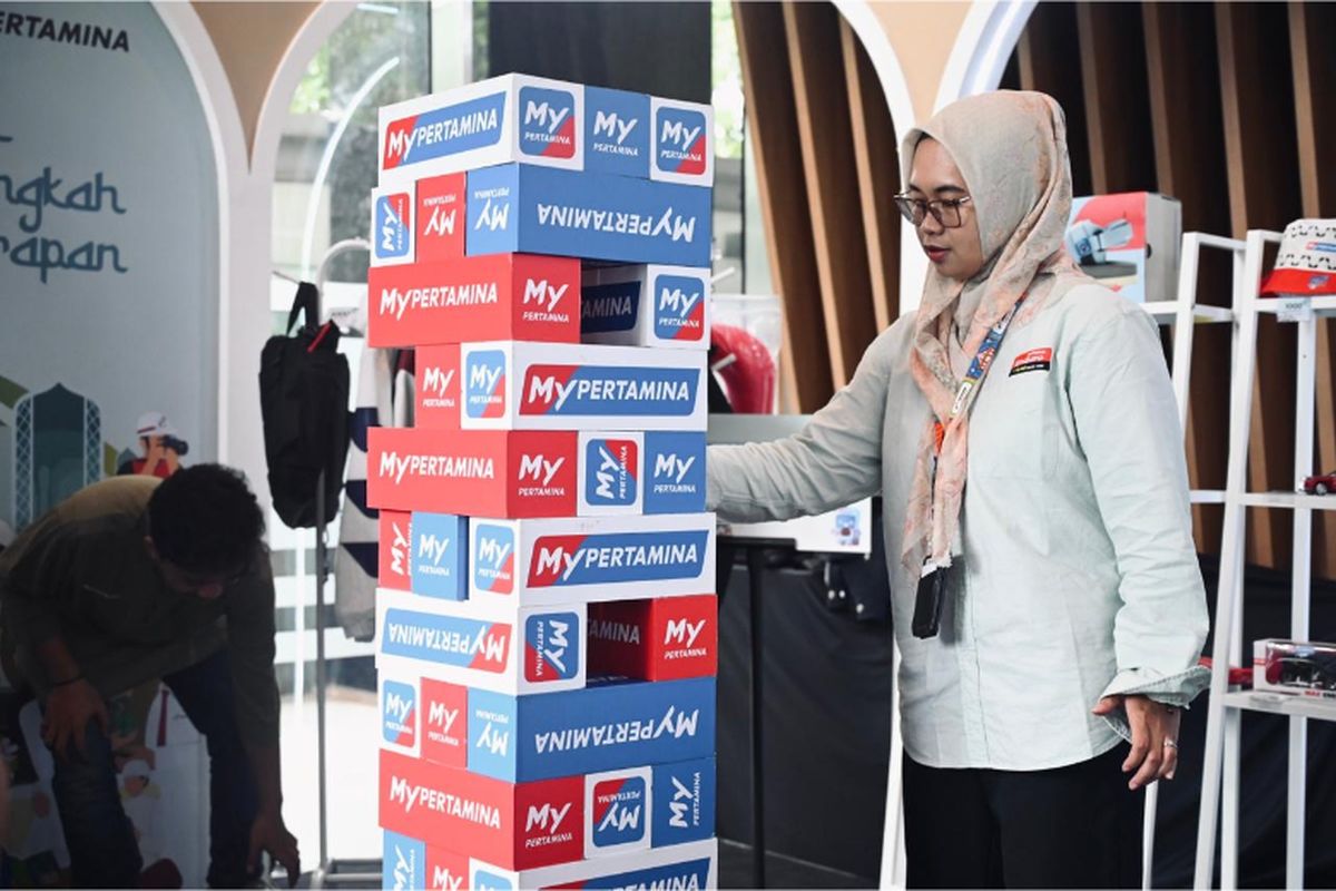 Pengunjung mengikuti permainan interaktif di booth MyPertamina dalam ajang SMEXPO Ramadan 2026 di Grha Pertamina, Jakarta, yang menghadirkan berbagai UMKM binaan Pertamina